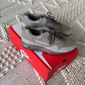 NIKE AIR Grey athletic shoes (SIZE 8.5)